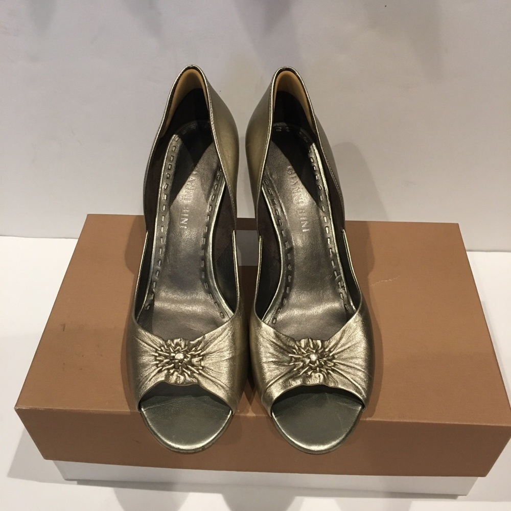 Like New Gianni Bini open toe 3" heels